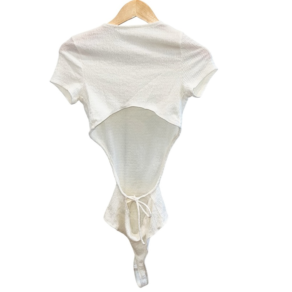 NEW ASTR the Label Charlize Short Sleeve Back Open One-Piece Bodysuit White - Picture 6 of 7